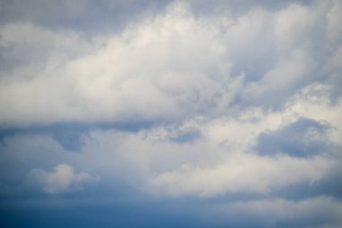 Gri ve beyaz bulutların çeşitli tonlarında bulutlu gökyüzü.