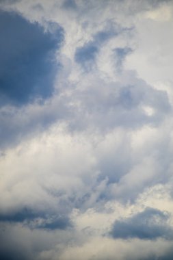 Gri ve beyaz bulutların çeşitli tonlarında bulutlu gökyüzü.