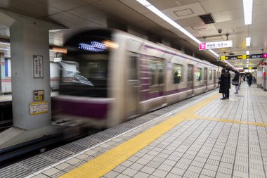 18 Şubat 2024 'te Osaka, Japonya' da bir metro istasyonunda insanların beklediği bir tren.
