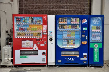 18 Şubat 2024 'te Japonya' nın Osaka kentinde çeşitli içkiler sunan iki renkli otomat.