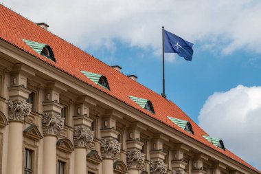 Çek Cumhuriyeti 'nin Prag kentindeki Çek Cumhuriyeti Dışişleri Bakanlığı binasının tepesinde 11 Temmuz 2024 tarihinde NATO İttifakı bayrağı dalgalanmaktadır.