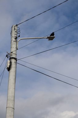 Gökyüzünde yüksek voltajlı elektrik hatları