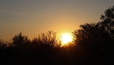 Dağlarda güzel bir gün batımı