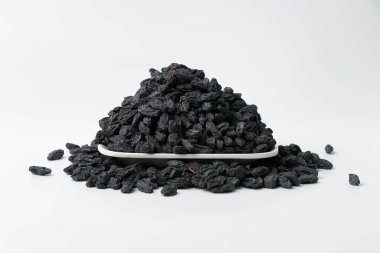 Siyah kuru üzümler çok yönlüdür, tatlı ve lezzetli yemeklerde başrollerde salatalardan tatlılara kadar.