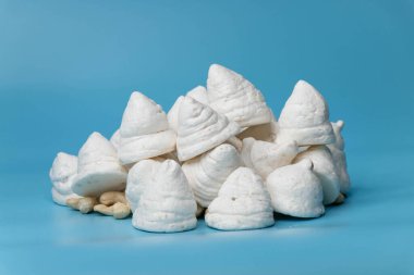 Thoothukudi Macaroon 'un çöküşünden haz duyarız. Hindistan cevizinin altın iplikçikleri lezzetli bir duvar halısı örer, mükemmelliğe tatlandırır..