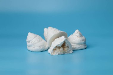 Thoothukudi Macaroon, dilimlenmiş hindistan cevizi ve şekerin tatlı bir senfonisi, tropik bir esinti gibi tat alma tomurcuklarının üzerine açılır..