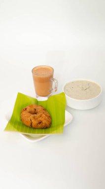 Chutney ve Tea ile Medhu Vadai