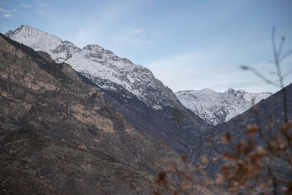 Montañas Nevadas Bajo Cielo Nublado Valle Del Boi Los Pirineos — Foto de Stock