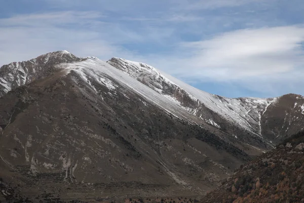 Снежные Горы Облачным Небом Долине Бой Пиренеях Каталонии — стоковое фото