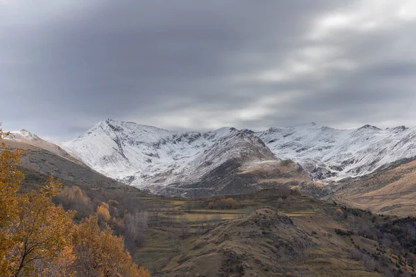 Montañas Nevadas Bajo Cielo Nublado Valle Del Boi Los Pirineos —  Fotos de Stock