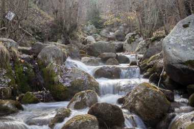 Katalonya 'daki Vall de Boi' de kayaları ve sikly suyunu gösteren uzun pozlu bir resim.