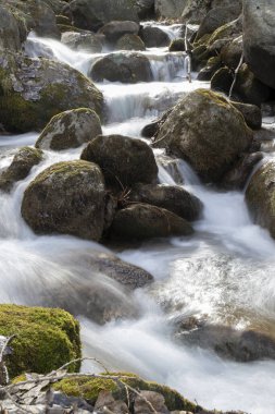 Katalonya 'daki Vall de Boi' de kayaları ve sikly suyunu gösteren uzun pozlu bir resim.