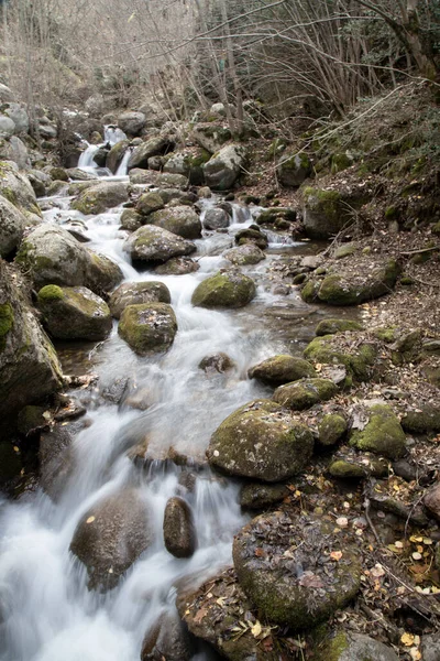 Langzeitbelichtungsbild Mit Felsen Und Seidigem Wasser Vall Boi Katalonien — Stockfoto