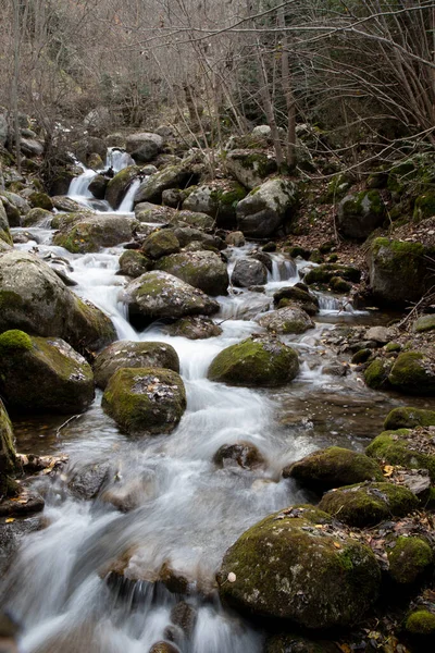 Katalonya 'daki Vall de Boi' de kayaları ve sikly suyunu gösteren uzun pozlu bir resim.