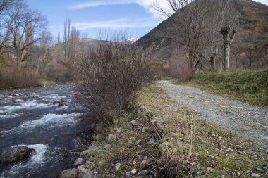 Katalonya 'da Boi Vadisi' nde Noguera de Tor adında bir nehrin yanında güzel ve manzaralı bir manzara var.