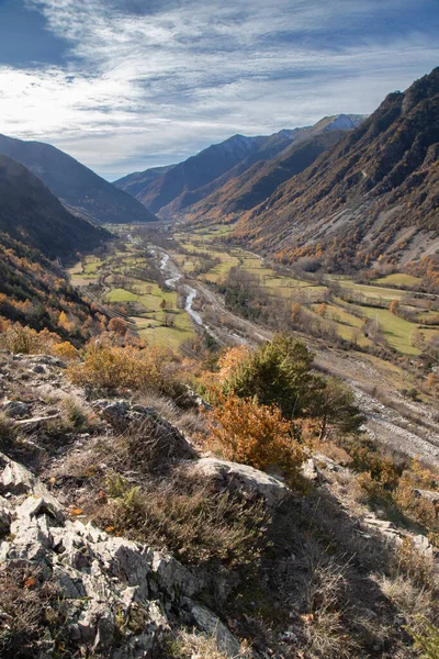 Paysage Étonnant Montrant Une Rivière Entourée Hautes Montagnes Vall Boi — Photo