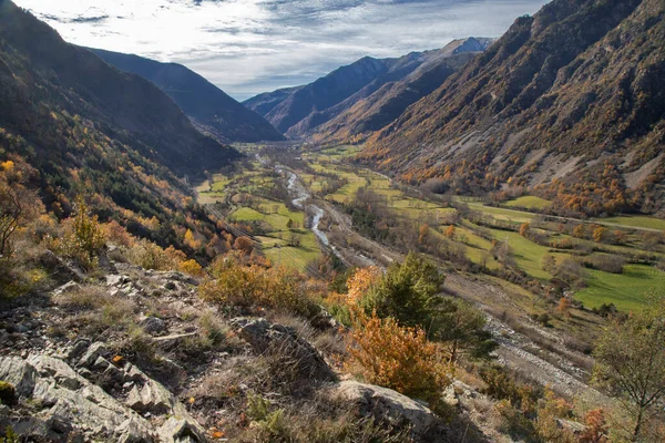 Fantastiskt Landskap Visar Flod Omgiven Höga Berg Vall Boi Valley — Stockfoto