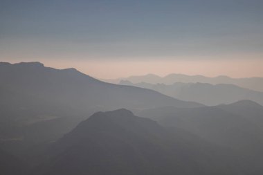 Katalonya 'da Cingles de Vallcebre denilen yerdeki dağları ve ormanı gösteren manzara.