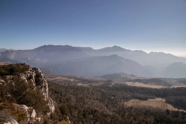 Katalonya 'da Cingles de Vallcebre denilen yerdeki dağları ve ormanı gösteren manzara.