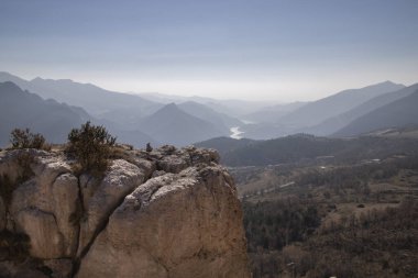 Katalonya 'da Cingles de Vallcebre denilen yerdeki dağları ve ormanı gösteren manzara.