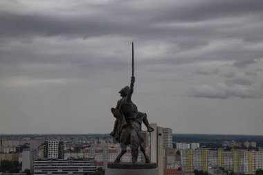 Slovakya 'daki Bratislava Kalesi' nde bir heykel manzarası ve bulutlu bir gökyüzü