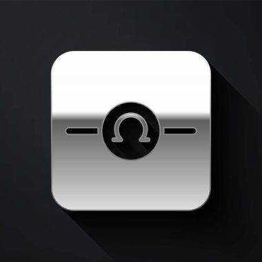 Siyah arkaplanda izole edilmiş gümüş Ohmmetre simgesi. Uzun gölge tarzı. Vektör.