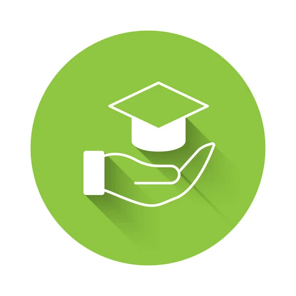 ホワイト エデュケーションは長い影の背景を持つアイコンを付与する 授業料 金融教育 予算基金 奨学金プログラム 卒業帽子 緑色の丸ボタン ベクトル — ストックベクタ
