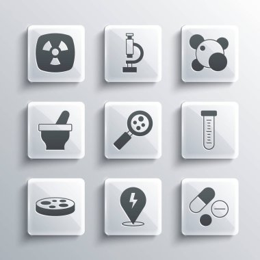 Yıldırım ilacı hapı ya da tablet test tüpü mikroorganizmalarını büyüteç petri kabının altına havan ve tokmak radyoaktif ve molekül simgesi ile yerleştirin. Vektör.