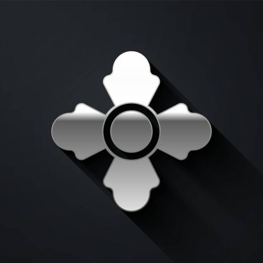 Gümüş İtfaiyeci ikonu siyah arka planda izole edildi. Uzun gölge tarzı. Vektör.