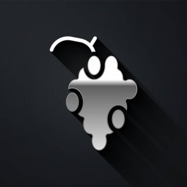 Siyah arkaplanda gümüş üzüm ikonu izole edilmiş. Uzun gölge tarzı. Vektör.