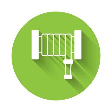 Beyaz Yangın hortumu makarası ikonu uzun gölge arkaplanı ile izole edilmiş. Yeşil daire düğmesi. Vektör.