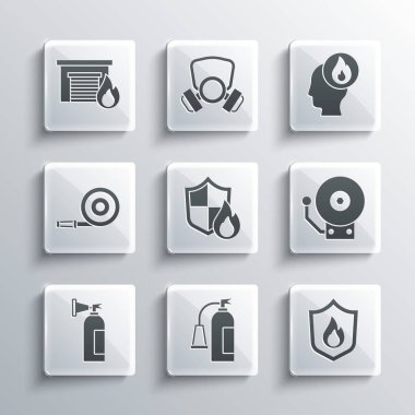 Yangın söndürme kalkanını, alarm çanı hortumunu, yanan garajı ve itfaiyeci ikonunu hazırla. Vektör.