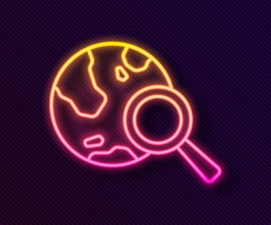 Siyah zemin üzerinde izole edilmiş dünya ikonu olan parlak neon çizgili büyüteç. Dünyayı analiz ediyorum. Küresel arama işareti. Vektör