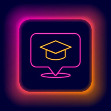 Siyah zemin üzerinde izole edilmiş konuşma baloncuğu ikonunda parlak neon çizgisi mezuniyet başlığı. Tassel ikonlu mezuniyet şapkası. Renkli taslak konsepti. Vektör