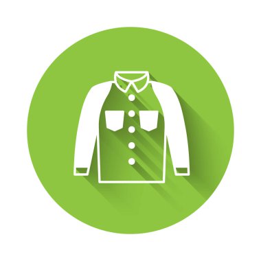 Beyaz Gömlek simgesi uzun gölge arkaplanı ile izole edilmiş. Tişört. Yeşil daire düğmesi. Vektör