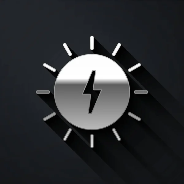 银色太阳能面板图标隔离在黑色背景上 有闪电标志的太阳长影子风格 — 图库矢量图片