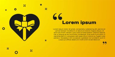 Kalp şeklindeki siyah şeker ve sarı arkaplanda izole edilmiş yay simgesi. Sevgililer Günü. Vektör