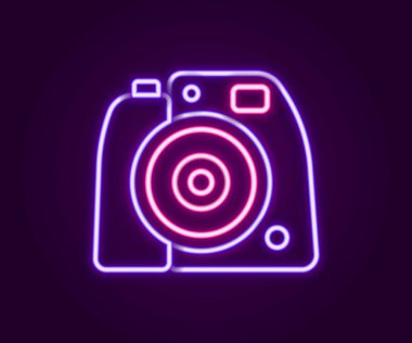 Parlayan neon hattı fotoğraf makinesi simgesi siyah arkaplanda izole edildi. Foto kamera. Dijital fotoğrafçılık. Renkli taslak konsepti. Vektör