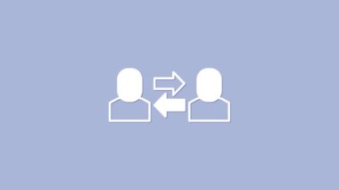 Beyaz Değişim çalışma simgesi mor arkaplanda izole edildi. İnsanlar arasında bilgi alışverişi. Personel ya da insanlar yer değiştirme ya da yer değiştirme konsepti. 4K Video hareketli grafik canlandırması.