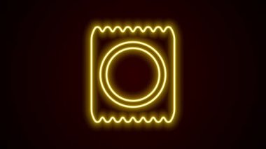 Siyah arkaplanda izole edilmiş paket simgesinde parlayan neon hattı prezervatifi. Güvenli aşk sembolü. Erkekler için doğum kontrol yöntemi. 4K Video hareketli grafik canlandırması.