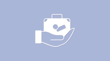 Mor arkaplandaki beyaz seyahat çantasının el simgesi. Seyahat bagaj sigortası. Güvenlik, güvenlik, koruma, konsept koruma. 4K Video hareketli grafik canlandırması.