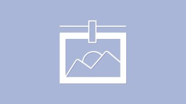 Mor arkaplanda beyaz fotoğraf çerçevesi simgesi izole edildi. Vintage boş fotoğraf çerçevesi. 4K Video hareketli grafik canlandırması.