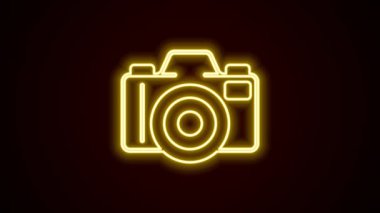 Parlayan neon hattı fotoğraf makinesi simgesi siyah arkaplanda izole edildi. Foto kamera. Dijital fotoğrafçılık. 4K Video hareketli grafik canlandırması.