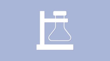 Kürsüdeki beyaz cam deney tüpü şişesi mor arka planda izole edilmiş. Laboratuvar ekipmanları. 4K Video hareketli grafik canlandırması.