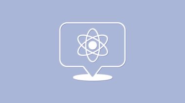 Beyaz Atom simgesi mor arkaplanda izole edildi. Bilimin, eğitimin, nükleer fiziğin, bilimsel araştırmaların sembolü. 4K Video hareketli grafik canlandırması.