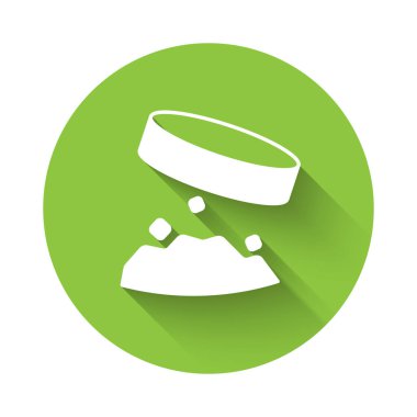 Demir tozu simgesini tutan beyaz dev mıknatıs uzun gölge arkaplanı ile izole edilmiş. Yeşil daire düğmesi. Vektör.