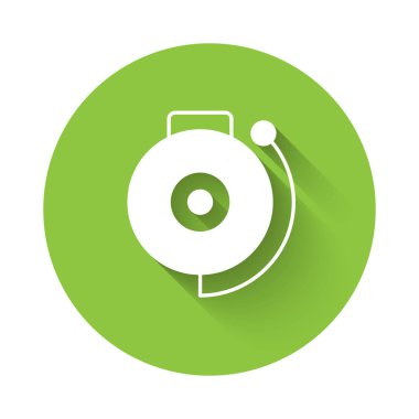 Beyaz zil simgesi uzun gölge arkaplanı ile izole edildi. Yangın alarmı. Servis zili, el zili işareti, uyarı sembolü. Yeşil daire düğmesi. Vektör.