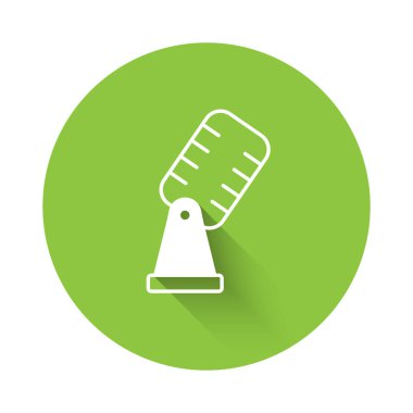 Beyaz Mikrofon simgesi uzun gölge arkaplanı ile izole edildi. Radyodaki mikrofondan. Sözcü işareti. Yeşil daire düğmesi. Vektör.