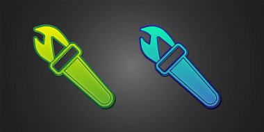 Siyah arkaplanda yeşil ve mavi el feneri ikonu var. Sembol ateşi sıcak, alev gücü, alev ve ısı. Vektör