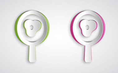 Kağıt, gri arka planda izole edilmiş tavada kızarmış yumurta. Kızartma veya kızartma gıda sembolü. Kağıt sanatı tarzı. Vektör